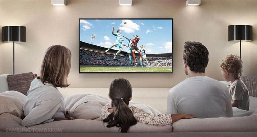 Perhe katsoo jalkapalloa Android-boksilla televisiosta